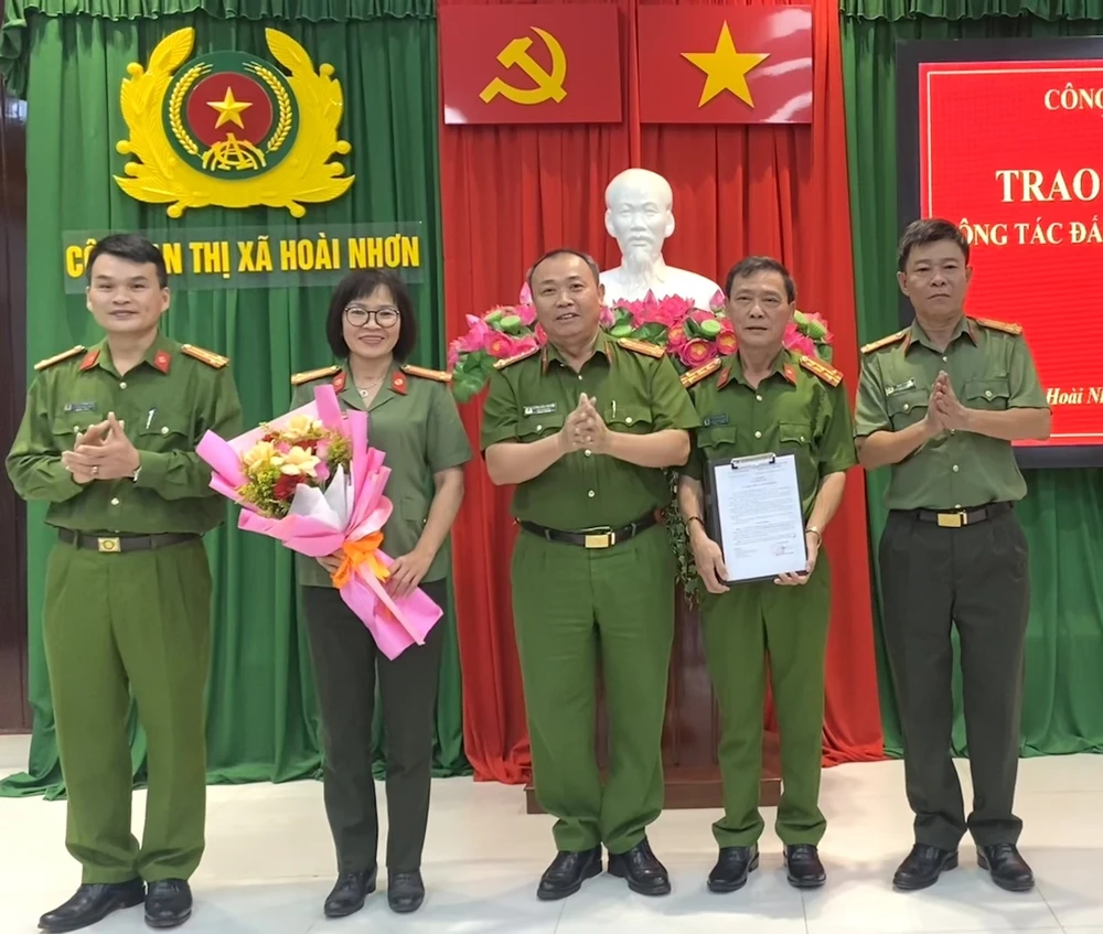 Công an thị xã Hoài Nhơn được khen thưởng trong chuyên án triệt xóa đường dây đánh bạc qua mạng. Ảnh: ÁNH NGUYỆT đánh bạc.jpg