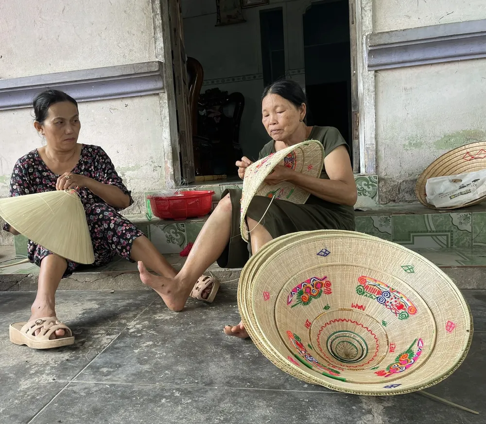 Ở Phú Gia có 300 hộ làm nón, nhiều gia đình giữ nghề truyền thống này 200 năm. Ảnh: THU DỊU 1.jpg