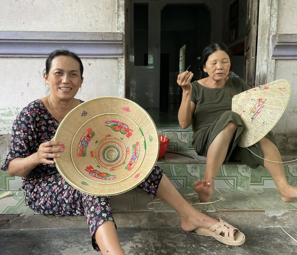 Nghề truyền thống chằm nón ngựa Phú Gia (xã Cát Tường, huyện Phù Cát, tỉnh Bình Định). Ảnh: THU DỊU 4.jpg