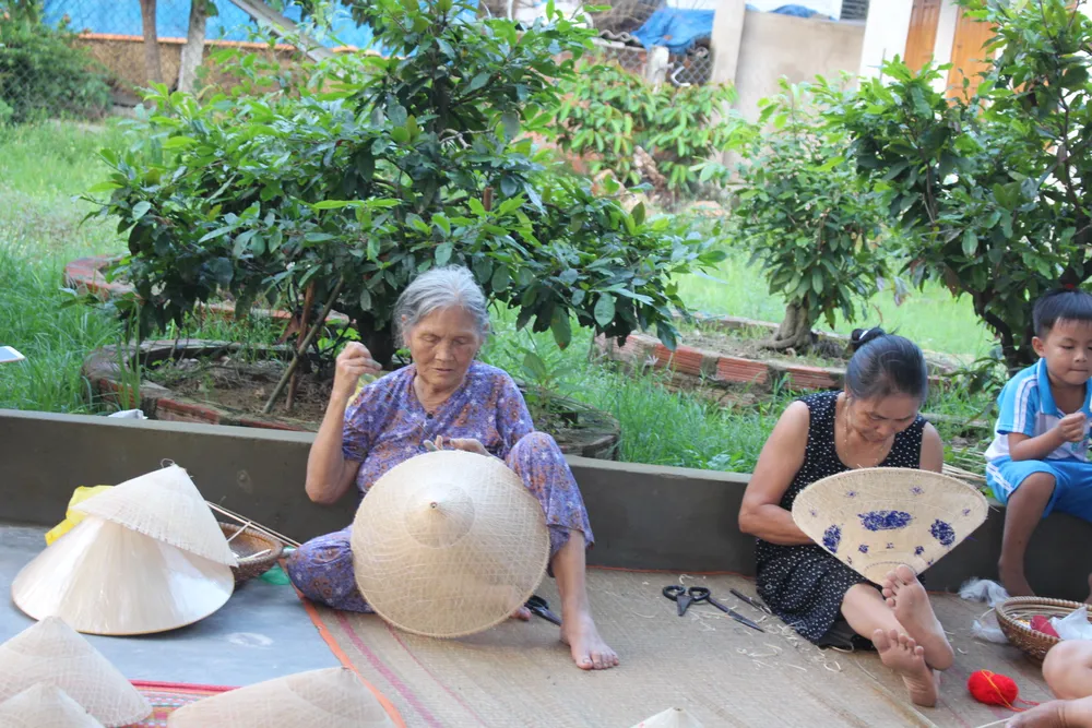 Nón ngựa Phú Gia và không gian sinh hoạt làng nghề nón ngựa trở thành sản phẩm du lịch độc đáo của Bình Định. Ảnh: THU DỊU di sản