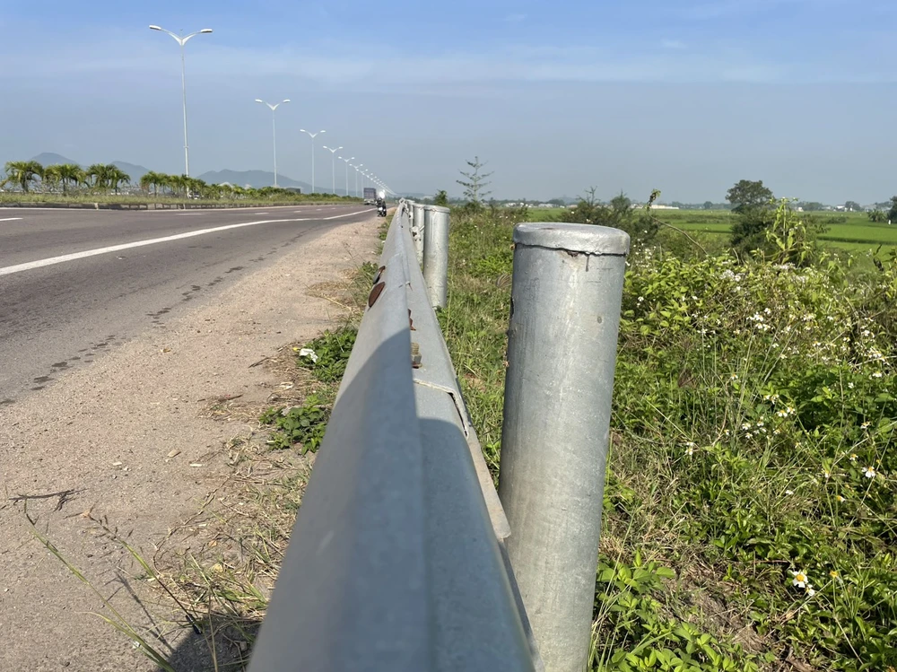 Sở GTVT tỉnh Bình Định, đơn vị được ủy quyền nhiệm vụ quản lý, bảo trì tuyến đường này, thông tin có khoảng 15 điểm bị tháo trộm bu lông, ốc vít trên tuyến này. Ảnh: THU DỊU 3.jpg