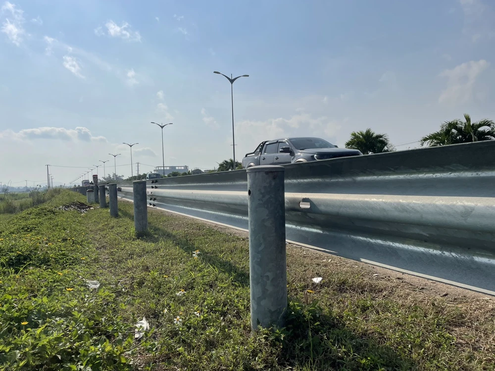 Cả hai làn đường đều xảy ra tình trạng bu lông, ốc vít trên giá đỡ tường hộ lan mềm bị tháo trộm. Ảnh: THU DỊU 4.jpg