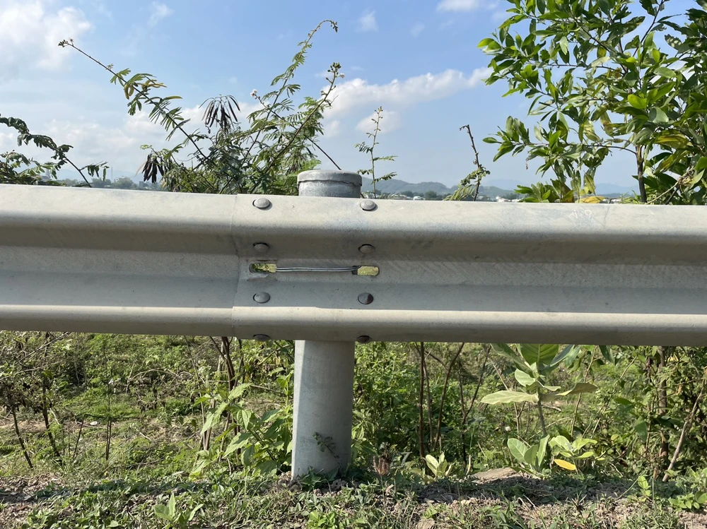 Một vị trí bị trộm mất bu lông, ốc vít, đơn vị quản lý khắc phục bằng việc buộc dây thép giữ cố định. Ảnh: THU DỊU 5.jpg