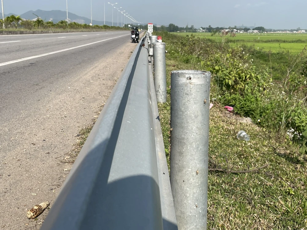 Một đoạn dài hành lang bảo vệ tuyến đường bị tháo dỡ hết bu lông, ốc vít. Ảnh: THU DỊU 9.jpg