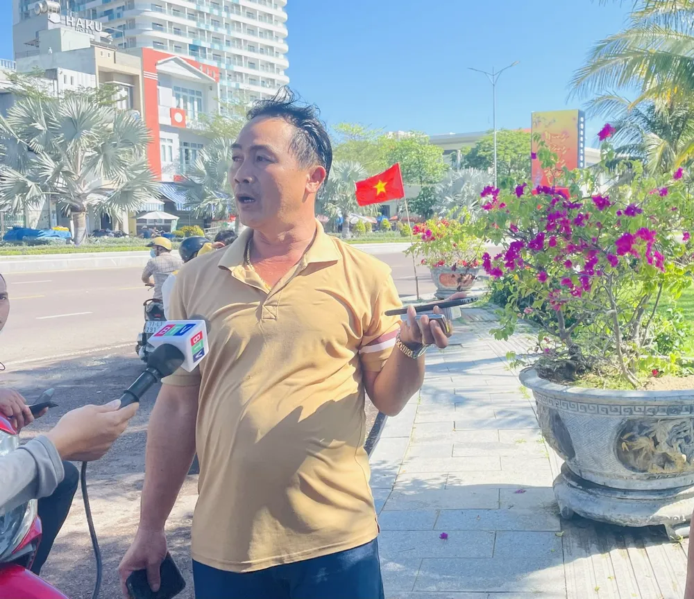 Ông Huỳnh Văn Dị (ngụ phường Trần Phú, TP Quy Nhơn, tỉnh Bình Định) chia sẻ về việc phát hiện cá voi dạt vào bờ biển Quy Nhơn. Ảnh: THU DỊU 1.jpg