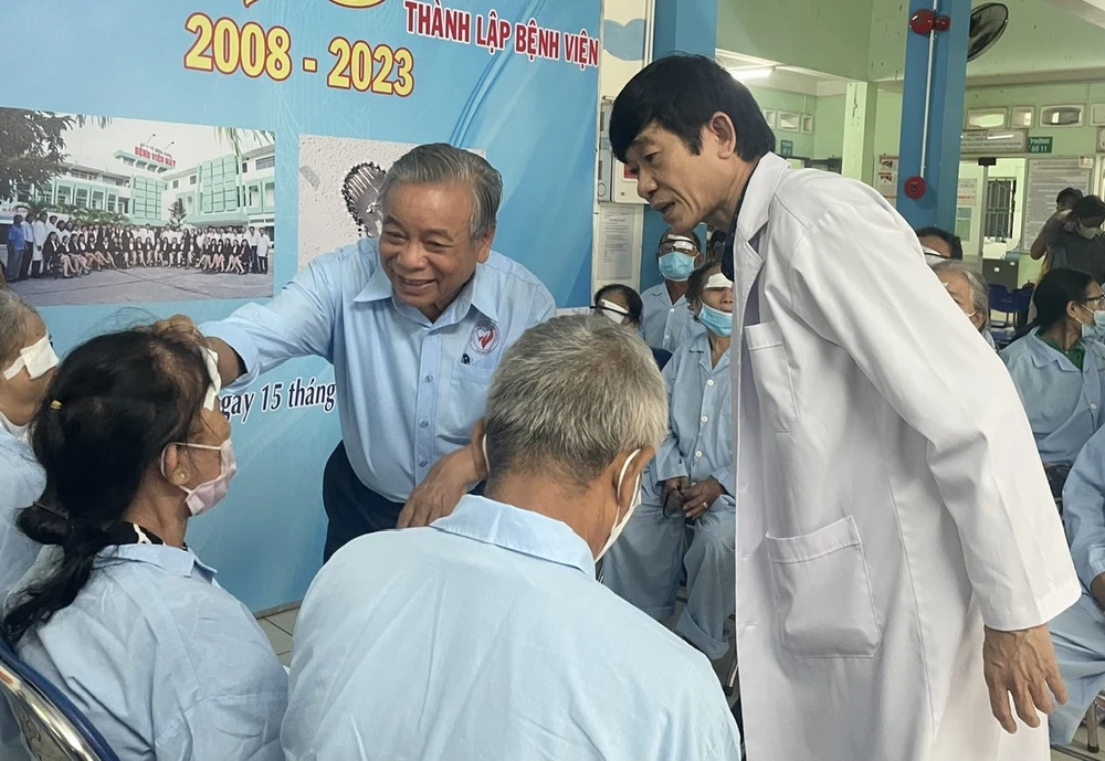BS Triết đồng hành với Hội bảo trợ bệnh nhân nghèo Bình Định phẫu thuật miễn phí bệnh đục thủy tinh thể. Ảnh: THU DỊU 1 (1).jpg
