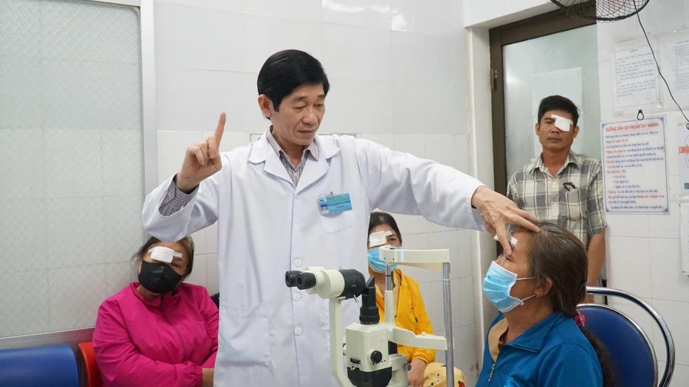 Điều mà ông thấy vui nhất là giúp nhiều người tìm được ánh sáng. Ảnh:NVCC 3.jpg