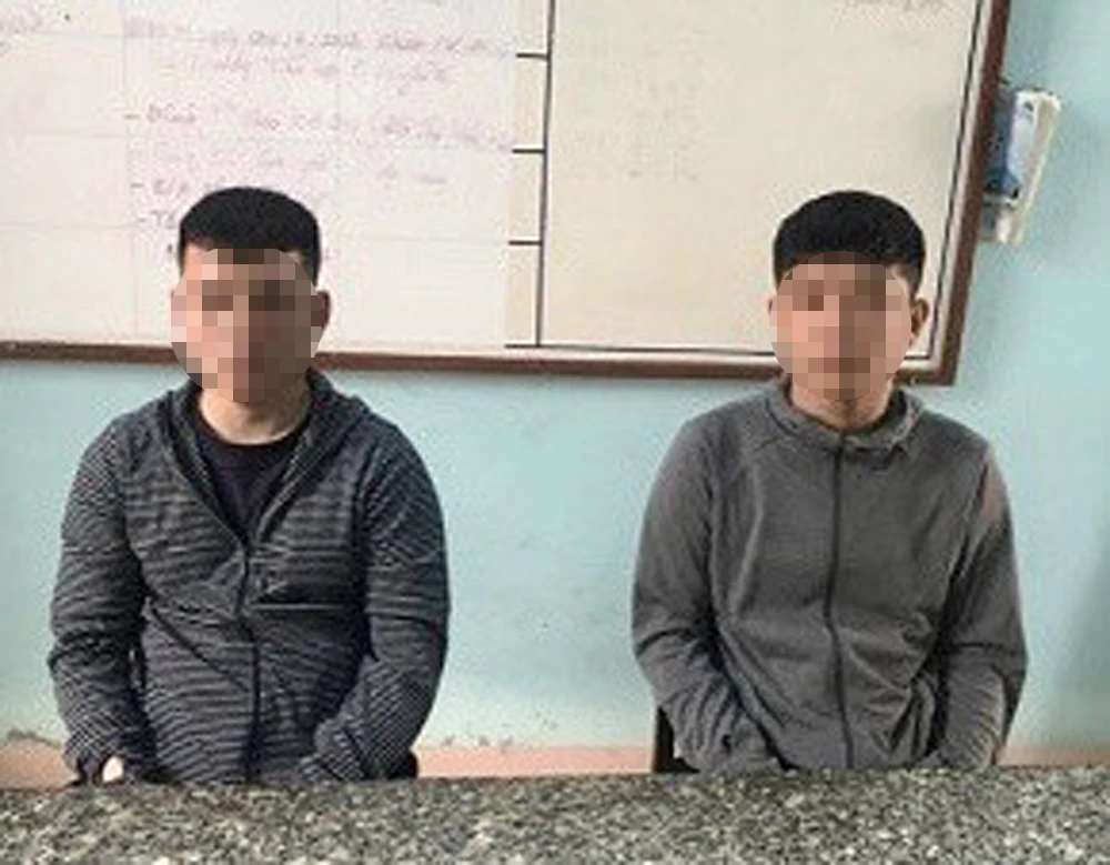 Hai người bị Công an thị trấn Tuy Phước xử phạt hành chính. Ảnh: CA cho vay