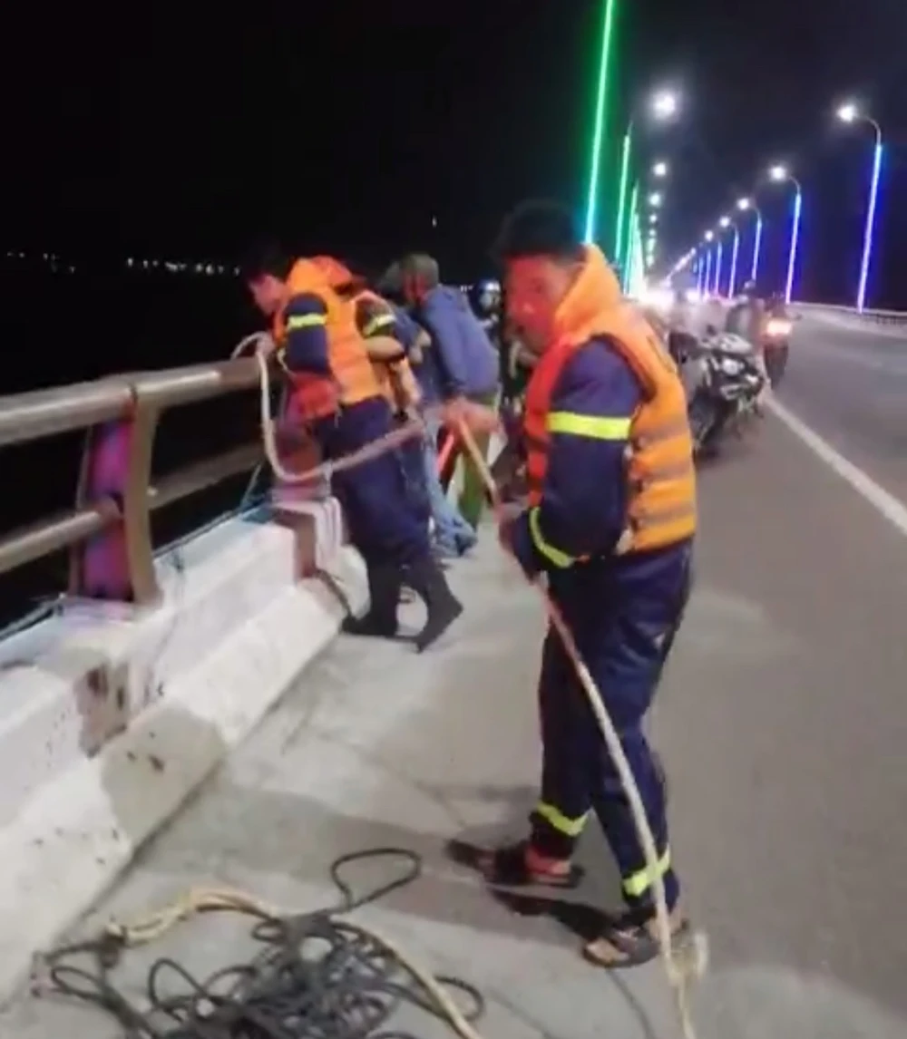 Cứu sống thanh niên nhảy cầu Thị Nại. Ảnh cắt từ clip nhảy cầu