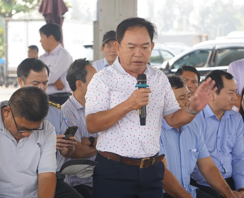 Ngư dân Dương Duy Sử chia sẻ với bộ trưởng. Ảnh: THU DỊU 02.jpg