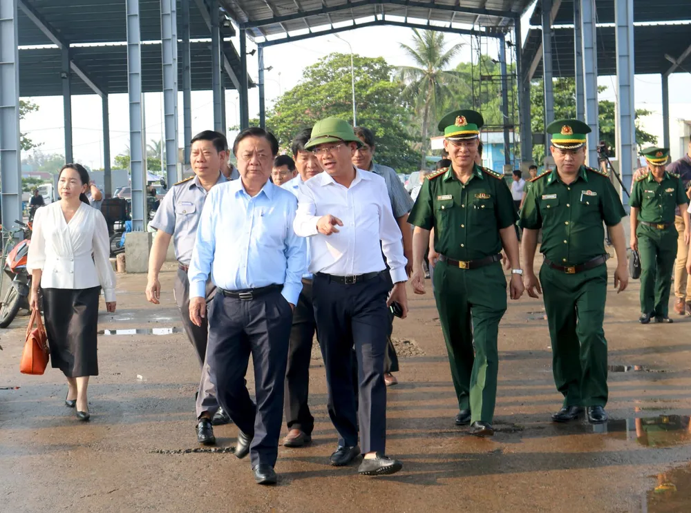 Bộ trưởng làm việc về chống khai thác IUU tại Bình Định vào sáng 9-4. Ảnh: THU DỊU thủy sản