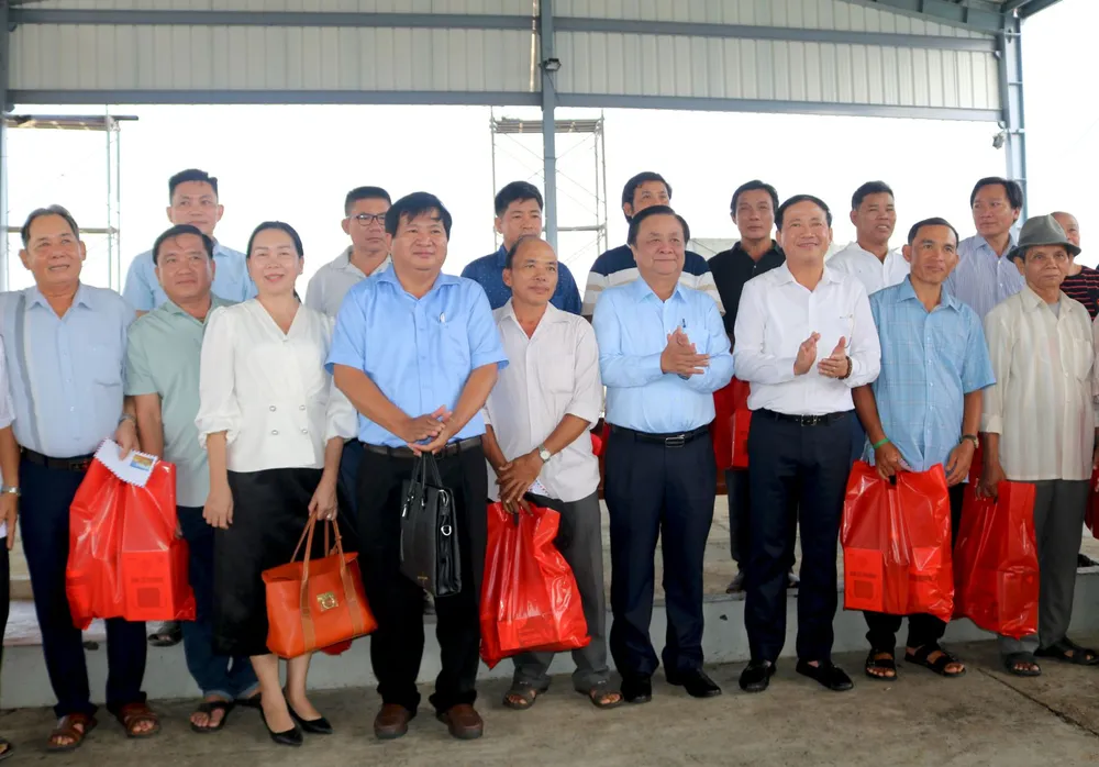 Đoàn công tác của bộ trưởng thăm hỏi, động viên ngư dân Bình Định. thủy sản.jpg