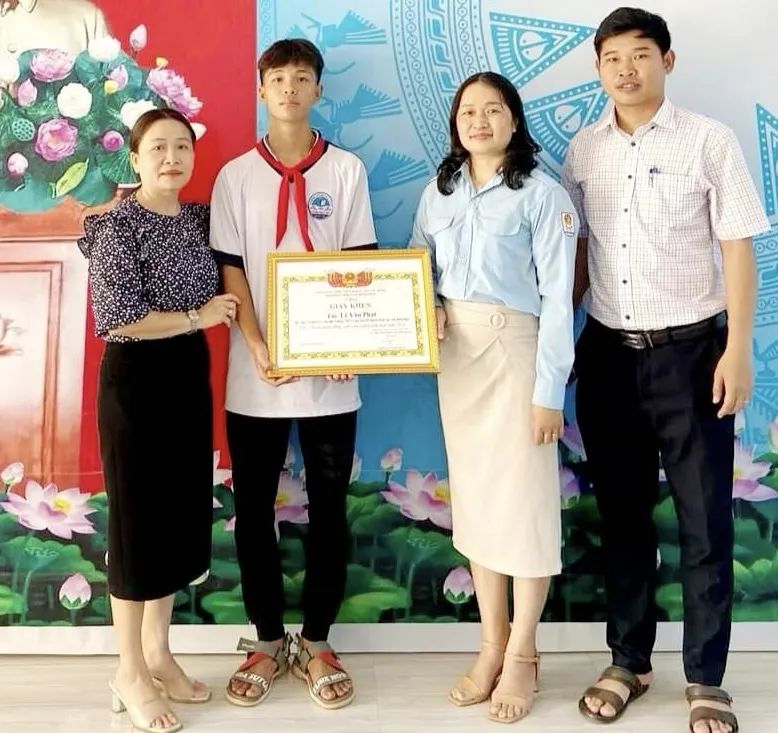 Đại diện Tỉnh đoàn Bình Định trao giấy khen thưởng cho em Lê Văn Phát đuối nước