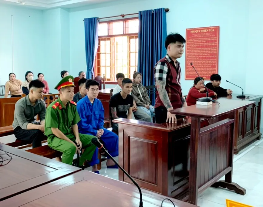 HĐXX tuyên phạt năm bị cáo 12 năm tù giam về tội cố ý gây thương tích. Ảnh:VP cố ý gây thương tích