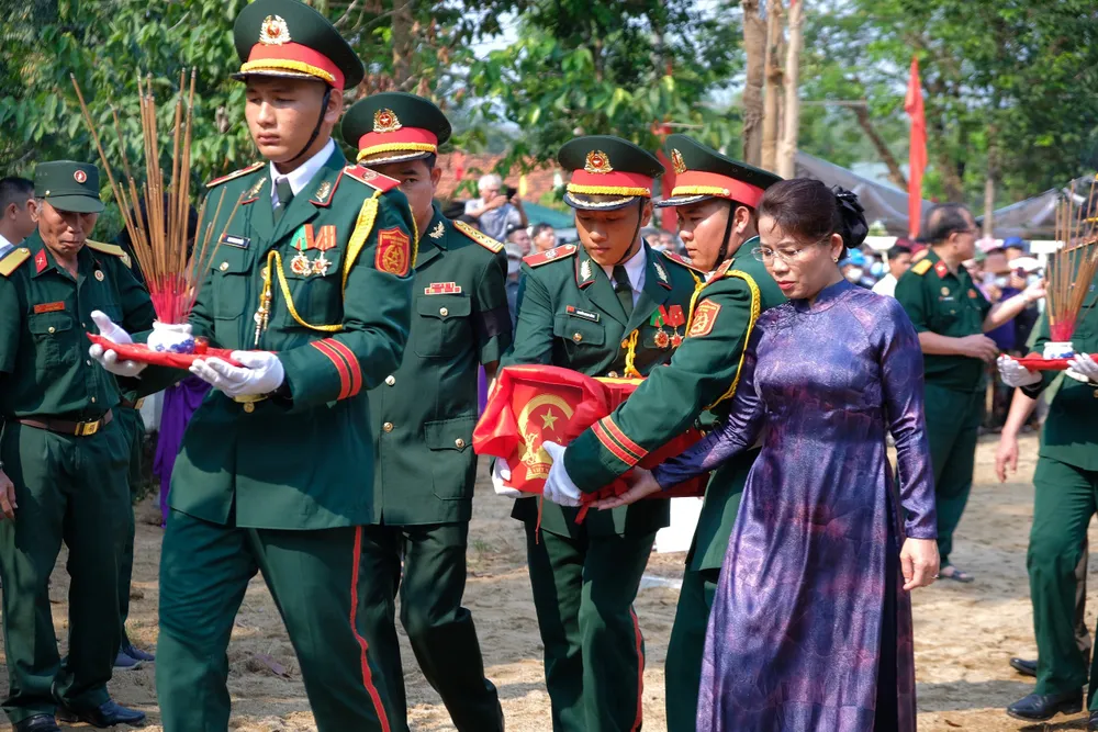 Đưa các anh về với đất mẹ. liệt sĩ