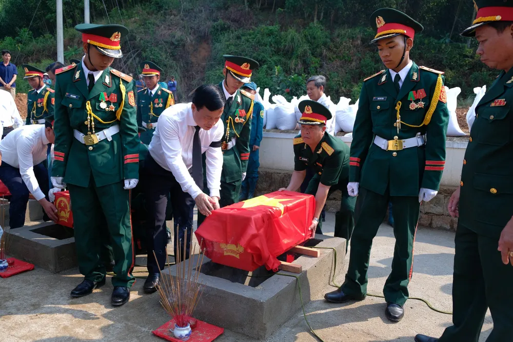 An táng các liệt sĩ tại Nghĩa trang liệt sĩ xã Ân Mỹ. liệt sĩ