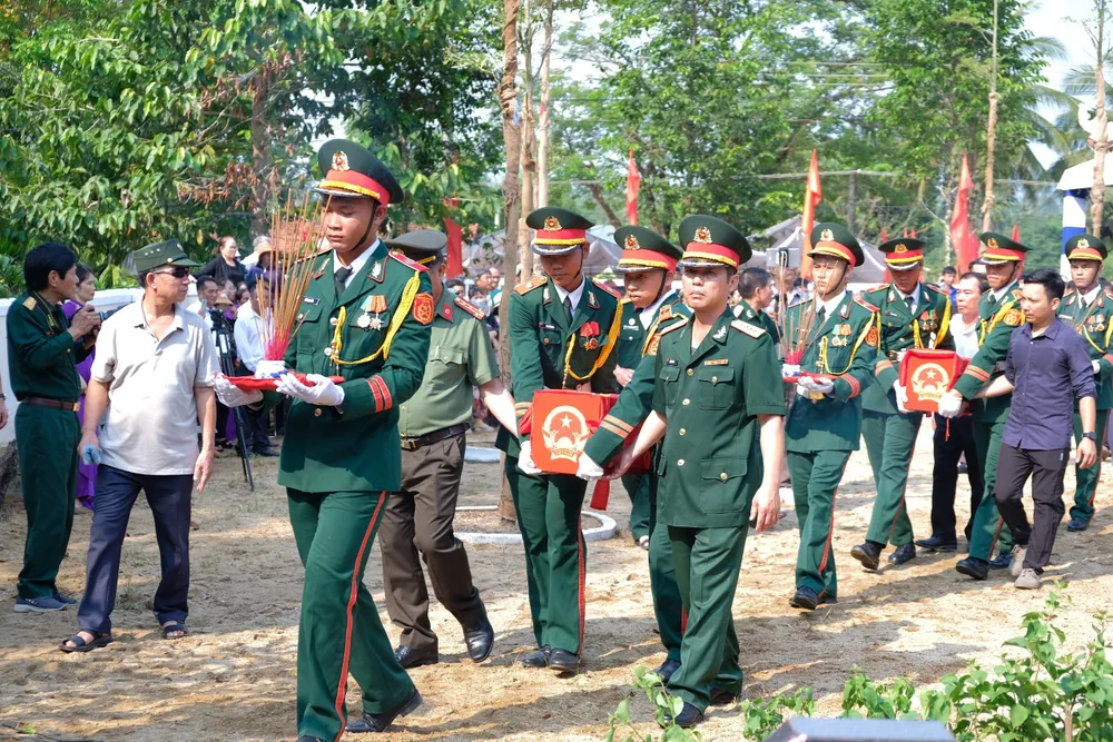 Truy điệu, an táng các liệt sĩ của Sư đoàn 3 Sao Vàng hy sinh tại Đồi 174. Ảnh: HUỲNH HẠ truy điệu.jpg
