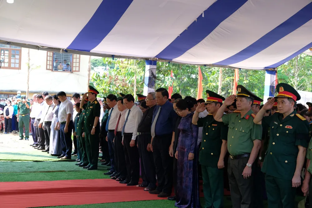 Phút mặc niệm tưởng nhớ các liệt sĩ đã hi sinh. Ảnh: HUỲNH HẠ z5378524039332_0509d0828f584e1899d535802b8dc5cf.jpg