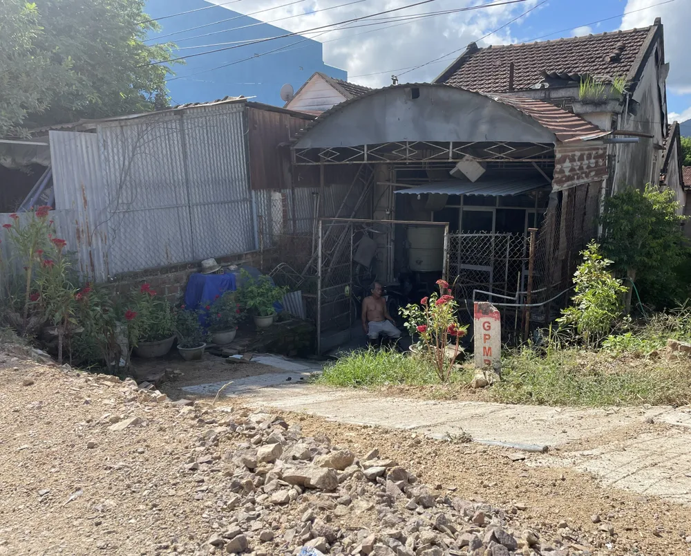 Người dân bức xúc vì thi công quốc lộ 19 chậm, gây ảnh hưởng tới đời sống của bà con. Ảnh: THU DỊU 02.jpg
