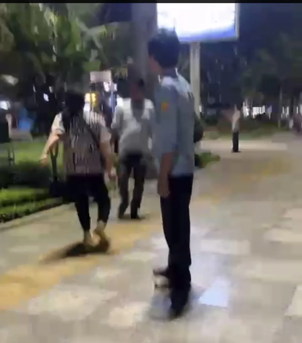 Người bán hàng rong dí dao vào cổ cán bộ khi bị nhắc nhở