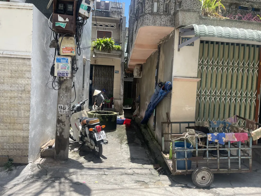 Hạ tầng chưa được kết nối đồng bộ, nhiều khu dân cư vẫn chưa thu gom, xử lý nước thải sinh hoạt bài bản. Ảnh: THU DỊU sinh hoat.jpg