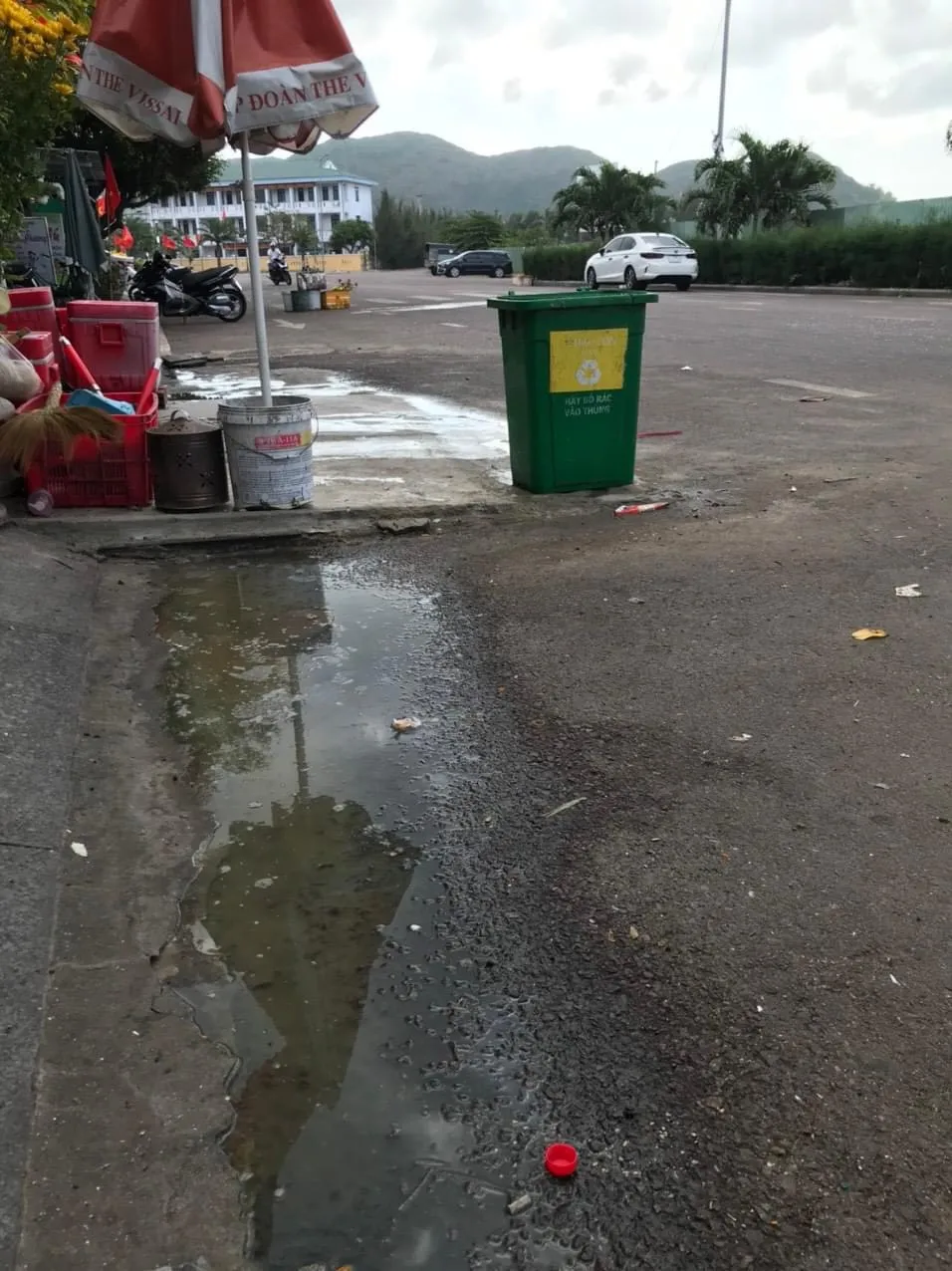 Một góc đường Xuân Diệu, TP Quy Nhơn nước thải sinh hoạt đổ ra đường. Ảnh: THU DỊU nước thải.jpg