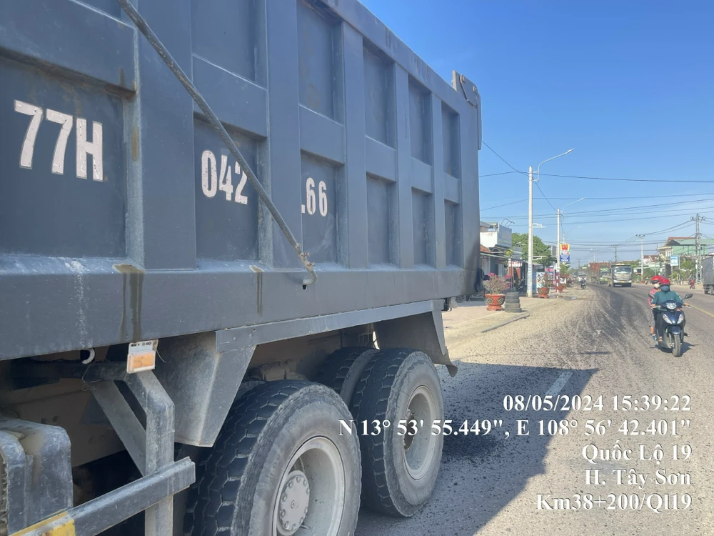 Xe ben chở nhựa đường để rơi vãi, gây mất an toàn giao thông trên quốc lộ 19. Ảnh: PC08 Công an tỉnh Bình Định Công an.jpg