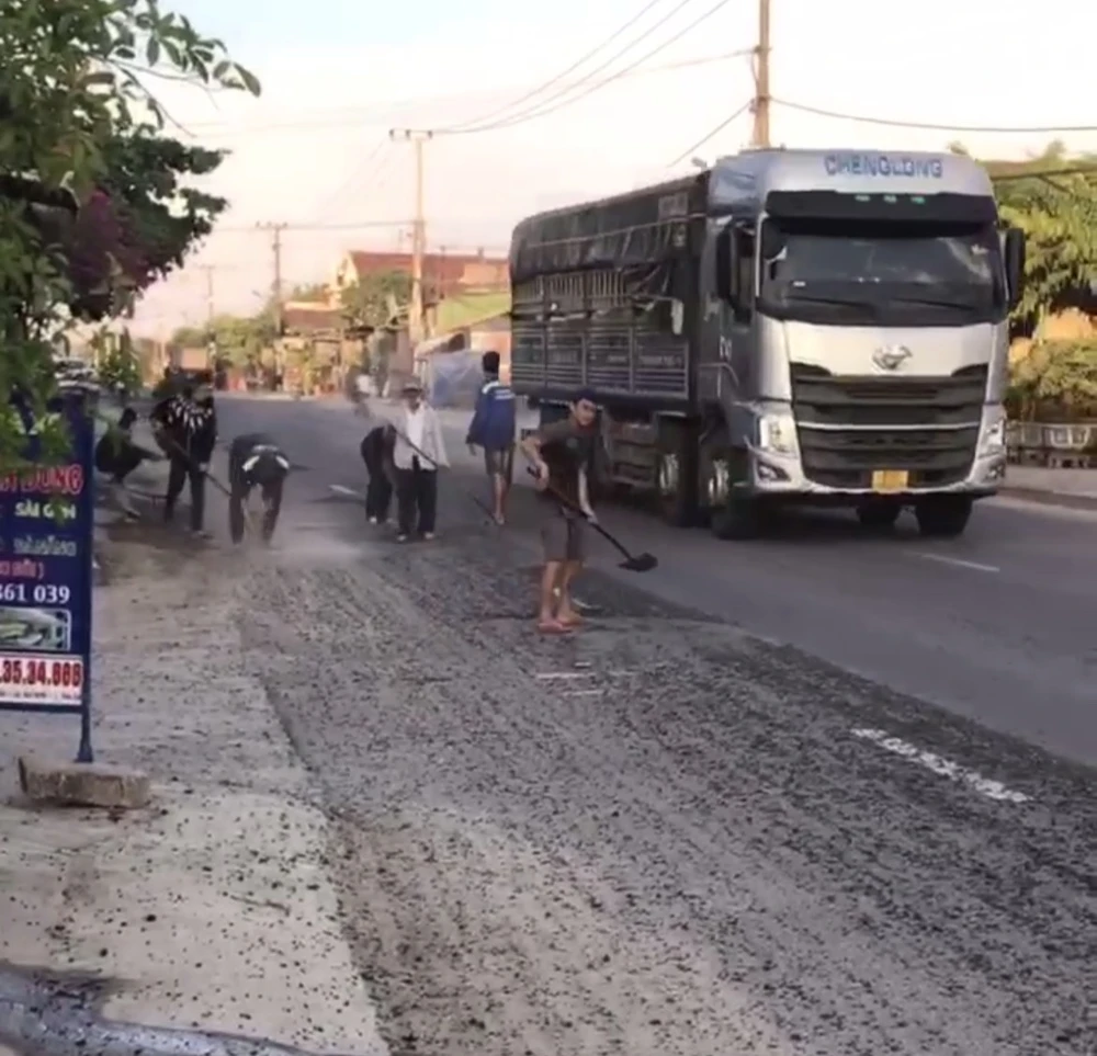 Tài xế bị xử phạt hành chính và phải quét dọn mặt đường trên Quốc lộ 19. Ảnh: PC08 Công an tỉnh Bình Định. quốc lộ 19.jpg