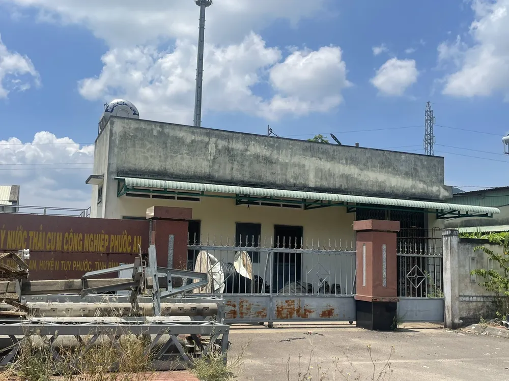 Nhà máy xử lý nước thải tại cụm công nghiệp Phước An, huyện Tuy Phước tạm ngưng hoạt động để nâng cấp thiết bị. Ảnh: THU DỊU 07.jpg