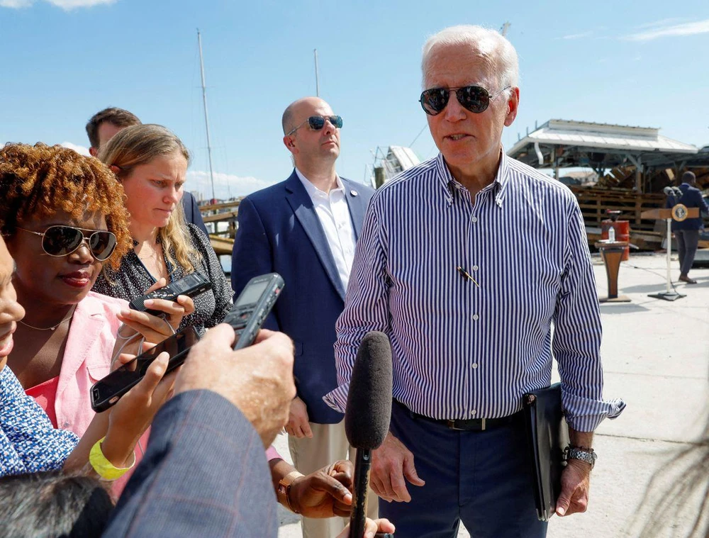Tổng thống Mỹ Joe Biden phát biểu trước truyền thông khi ông đi thăm các khu vực bị tàn phá sau cơn bão Ian ở bang Florida (Mỹ) ngày 5-10. Ảnh: REUTERS