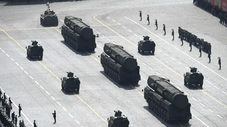 Các binh sĩ Nga trưng bày tên lửa hạt nhân tầm xa RS-24 Yars trong lễ duyệt binh mừng Ngày Chiến thắng tại thủ đô Moscow (Nga) ngày 7-5. Ảnh: SPUTNIK Các binh sĩ Nga trưng bày tên lửa hạt nhân tầm xa RS-24 Yars trong lễ duyệt binh mừng Ngày Chiến thắng tại thủ đô Moscow (Nga) ngày 7-5. Ảnh: SPUTNIK