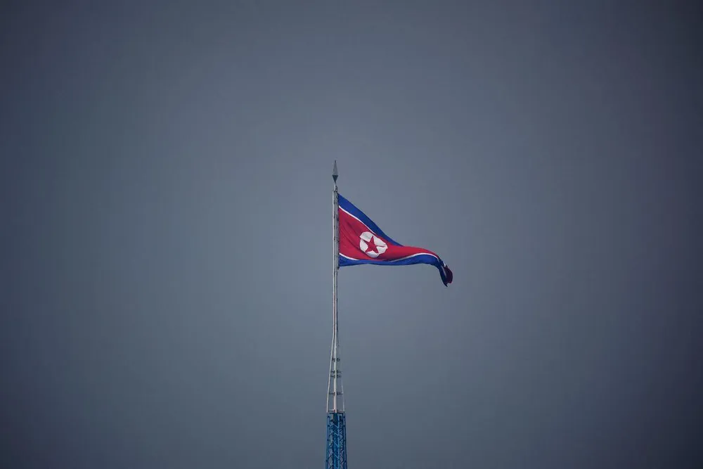 Cột cờ Triều Tiên ở làng Gijungdong (Triều Tiên) nhìn từ một chốt quân sự Hàn Quốc tại Khu phi quân sự liên Triều ngày 19-7. Ảnh: REUTERS