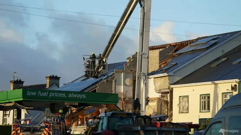 Vụ nổ ở trạm xăng Applegreen làm sập các căn hộ lân cận. Ảnh: AFP