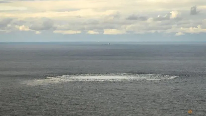 Rò rỉ khí đốt tại đường ống Nord Stream ở giữa biển ở Đan Mạch ngày 30-9. Ảnh: REUTERS Rò rỉ khí đốt tại đường ống Nord Stream ở giữa biển ở Đan Mạch ngày 30-9. Ảnh: REUTERS