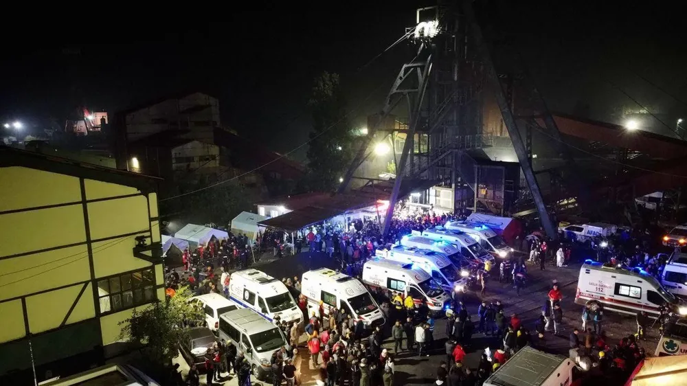 Xe cứu thương và cứu hỏa tại hiện trường vụ nổ xảy ra ở thị trấn Amasra, tỉnh Bartin (Thổ Nhĩ Kỳ) ngày 14-10. Ảnh: ANADOLU AGENCY Xe cứu thương và cứu hỏa tại hiện trường vụ nổ xảy ra ở thị trấn Amasra, tỉnh Bartin (Thổ Nhĩ Kỳ) ngày 14-10. Ảnh: ANADOLU AGENCY