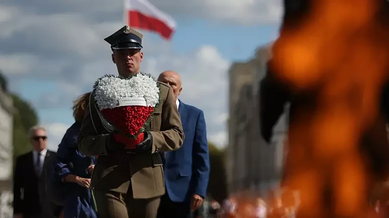 Một người lính Ba Lan cầm vòng hoa khi tham dự buổi lễ kỷ niệm Thế chiến 2 ở thủ đô Warsaw (Ba Lan) ngày 1-9. Ảnh: EURONEWS