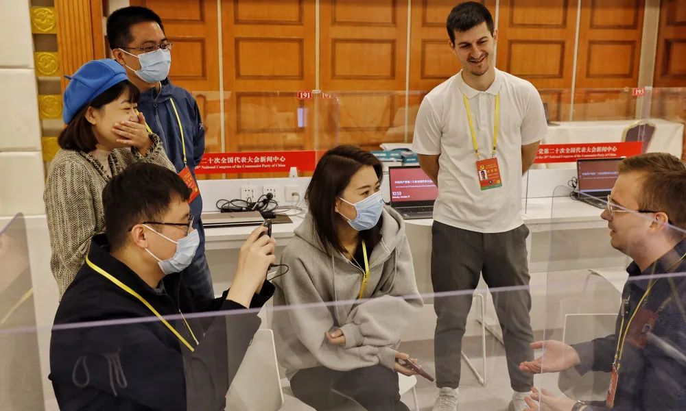 Các phóng viên Trung Quốc và phóng viên quốc tế đưa tin về Đại hội đảng Cộng sản Trung Quốc lần thứ 20 đang diễn ra tại Bắc Kinh vào ngày 17-10. Khoảng 2.500 nhà báo Trung Quốc và nước ngoài đã đăng ký đưa tin về sự kiện này. Ảnh: GLOBAL TIMES Các phóng viên Trung Quốc và phóng viên quốc tế đưa tin về Đại hội đảng Cộng sản Trung Quốc lần thứ 20 đang diễn ra tại Bắc Kinh vào ngày 17-10. Khoảng 2.500 nhà báo Trung Quốc và nước ngoài đã đăng ký đưa tin về sự kiện này. Ảnh: GLOBAL TIMES