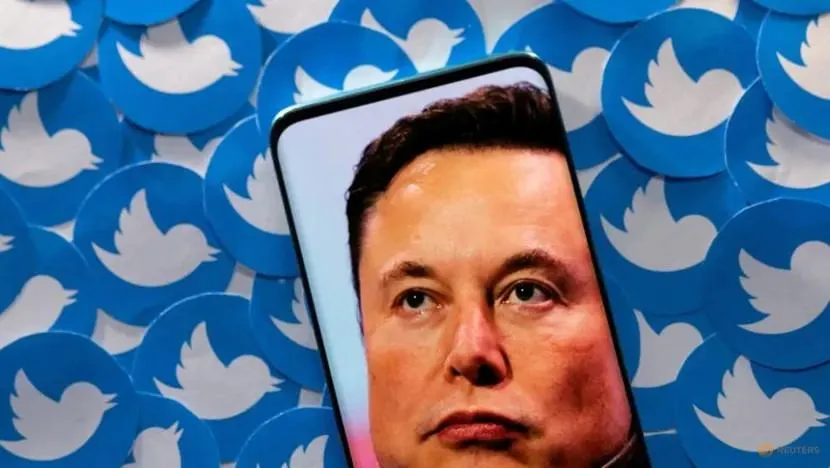 Tỉ phú Elon Musk cùng các logo Twitter. Ảnh: REUTERS