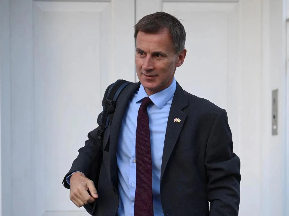 Bộ trưởng Tài chính - ông Jeremy Hunt bên ngoài ngôi nhà của ông ở thủ đô London (Anh) ngày 18-10. Ảnh: REUTERS