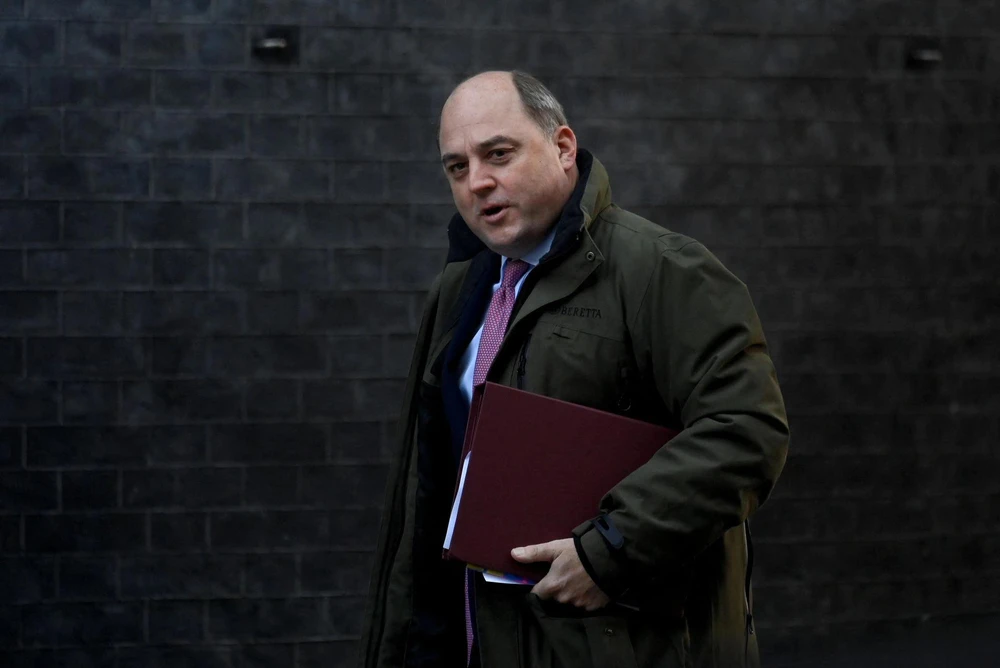 Bộ trưởng Quốc phòng Anh Ben Wallace đi dạo trên Phố Downing, thủ đô London (Anh), ngày 11-10. Ảnh: REUTERS