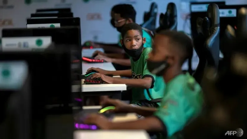 Trẻ em chơi trò chơi điện tử có tên Liên minh huyền thoại ở thành phố Rio de Janeiro (Brazil). Ảnh: AFP Trẻ em chơi trò chơi điện tử có tên Liên minh huyền thoại ở thành phố Rio de Janeiro (Brazil). Ảnh: AFP