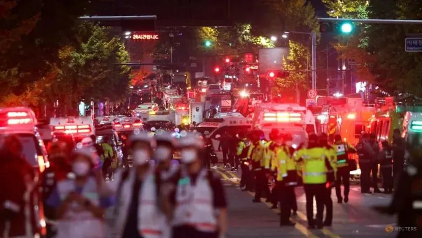 Các đội cứu hộ làm việc tại hiện trường thảm kịch giẫm đạp trong lễ hội Halloween ở thủ đô Seoul (Hàn Quốc) ngày 30-10. Ảnh: REUTERS