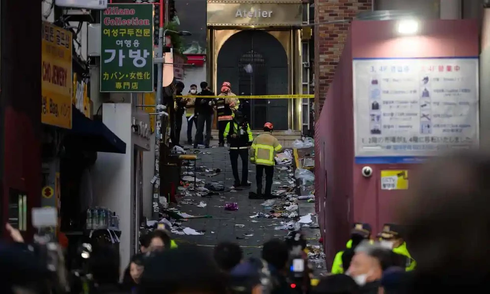 Lực lượng chức năng Hàn Quốc tại hiện trường con hẻm ở quận Itaewon, thủ đô Seoul, một ngày sau khi xảy ra thảm họa giẫm đạp trong lễ hội Halloween. Ảnh: AFP