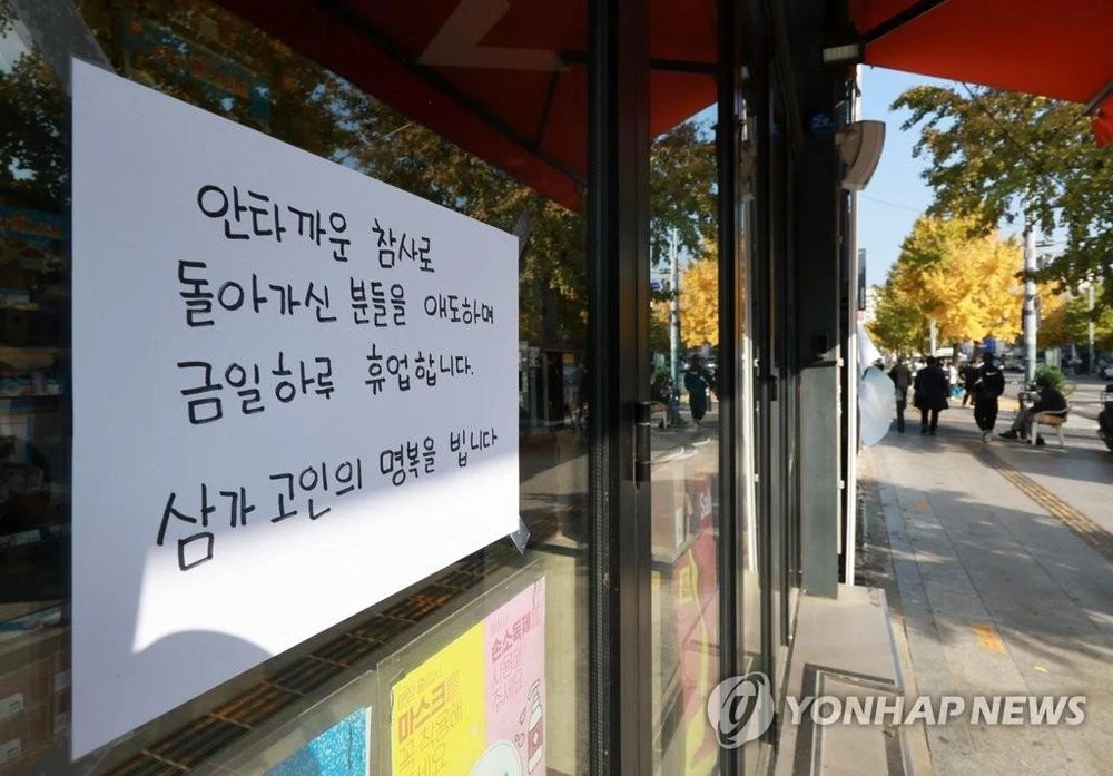 Một cửa hàng ở quận Itaewon đóng cửa hôm 30-10 - một ngày sau vụ giẫm đạp khiến hơn 150 người chết. Ảnh: YONHAP