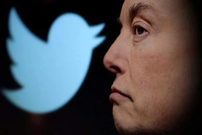 Tỉ phú Elon Musk và logo Twitter. Ảnh: REUTERS