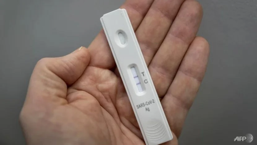 Một que thử cho kết quả dương tính với COVID-19. Ảnh: AFP