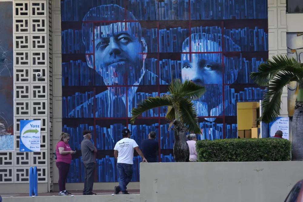 Mọi người đứng xếp hàng bỏ phiếu tại Thư viện John F. Kennedy, thành phố Hialeah, bang Florida ngày 8-11. Ảnh: AP