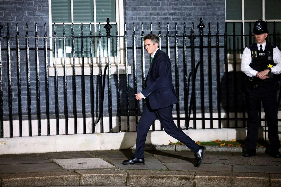 Ông Gavin Williamson bên ngoài dinh Thủ tướng Anh ở Số 10 Phố Downing, thủ đô London ngày 25-10. Ảnh: REUTERS Ông Gavin Williamson bên ngoài dinh Thủ tướng Anh ở Số 10 Phố Downing, thủ đô London ngày 25-10. Ảnh: REUTERS