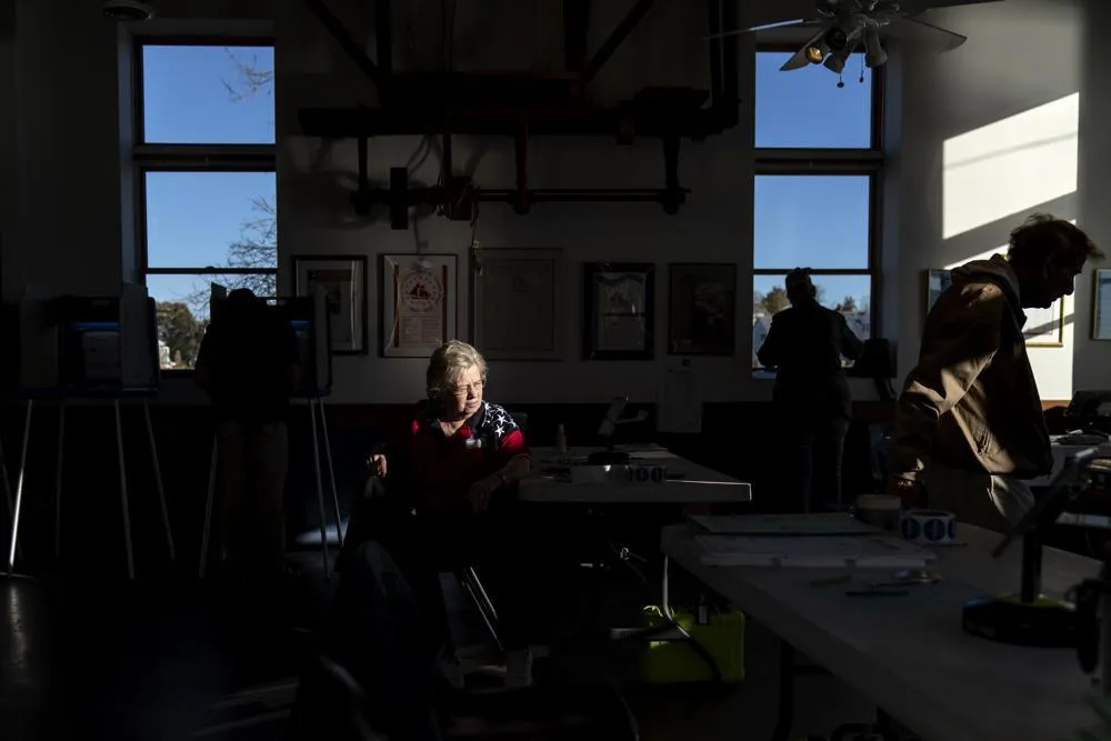 Nhân viên giám sát việc bỏ phiếu trong cuộc bầu cử giữa kỳ ở thành phố Warwick, Tiểu bang Rhode Island, ngày 8-11. Ảnh: AP