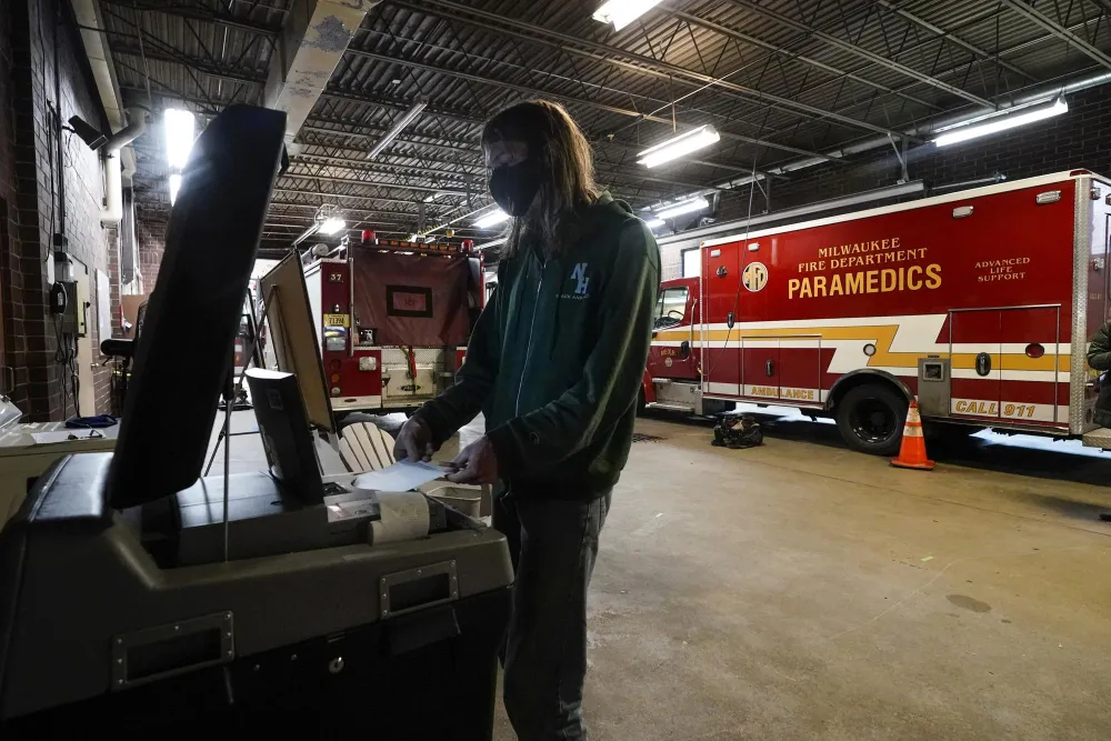 Cử tri bỏ phiếu tại một trung tâm cứu hỏa ở thành phố Milwaukee, bang Wisconsin ngày 8-11. Ảnh: AP